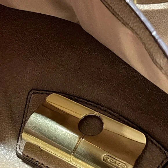 ✨ The Coach Kristin Tote: Effortless Style & Spacious Function - Picture 10 of 14